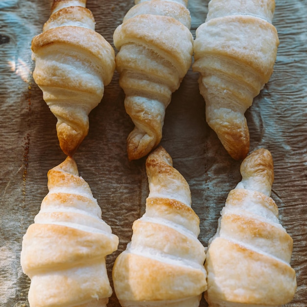 Croissant en la vista superior de la bandeja para hornear