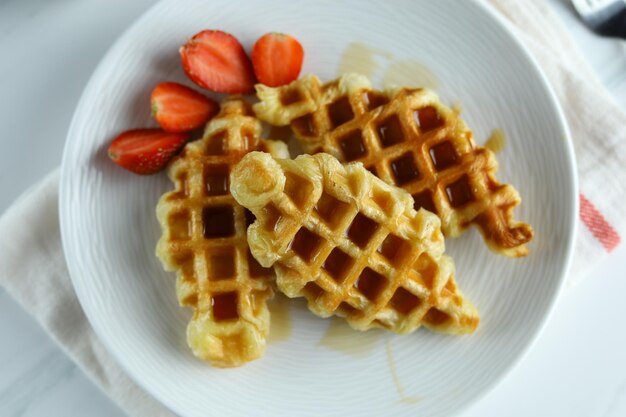 Croissant Waffel oder croffle in weißer Platte mit Erdbeere