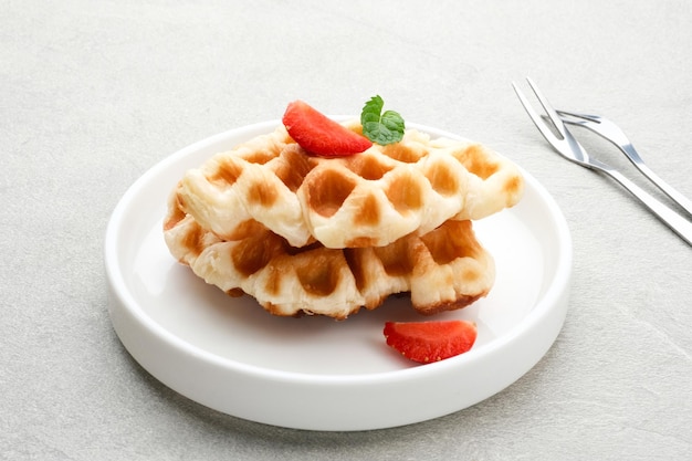 Croissant Waffle o Croffle normal con topping de hojas de menta y fresa Cerrar