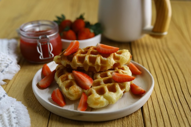 Croissant Waffle o croffle en plato blanco con fresa