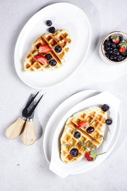 Croissant Waffle o Croffle con salsa de té verde y almendra picada fácil de preparar para el desayuno