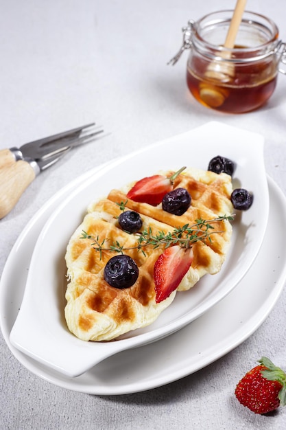 Croissant Waffle o Croffle con salsa de té verde y almendra picada fácil de preparar para el desayuno
