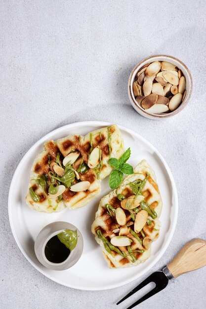 Croissant Waffle o Croffle con salsa de té verde y almendra picada fácil de preparar para el desayuno