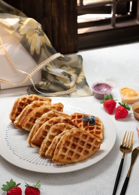 Croissant Waffle o sus famosos nombres Coffle en un plato blanco con fondo blanco