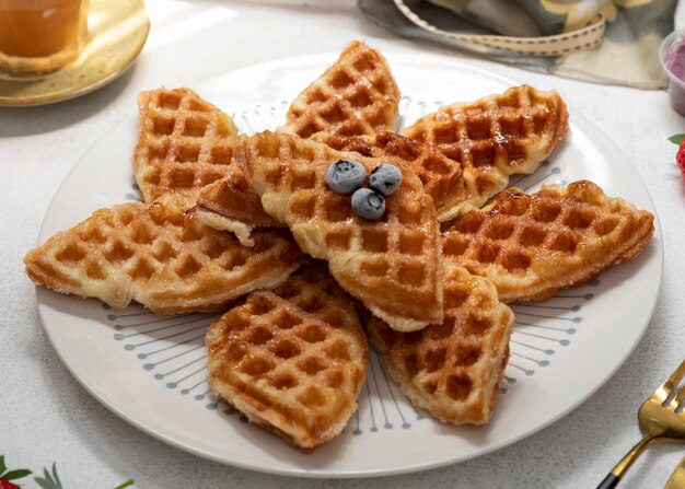 Croissant Waffle o sus famosos nombres Croffle en un plato blanco con fondo blanco.