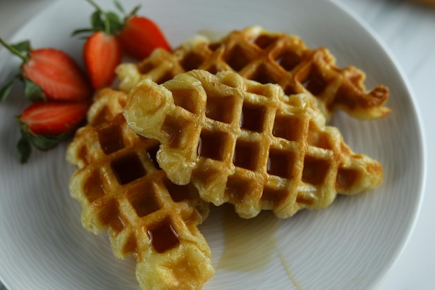 Croissant Waffle ou croffle em chapa branca com morango