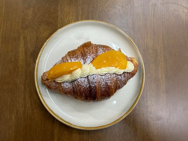 Foto croissantbrot mit sahne