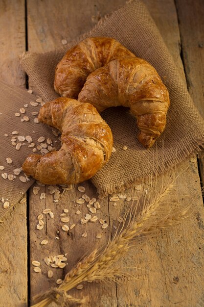 Croissants acabados de fazer no fundo escuro.