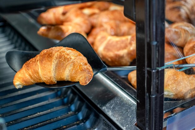 Croissants almacenados para la venta y el consumo pasteles franceses populares