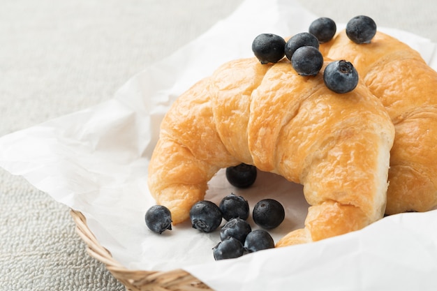 Croissants con arándanos frescos.