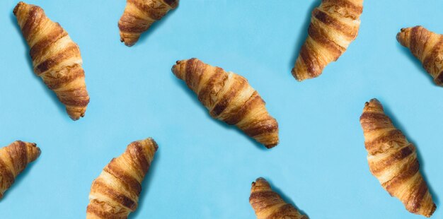 Croissants auf blauem Hintergrund Top-View Flat Lay Closeup