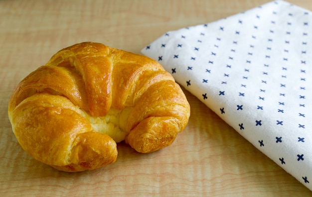 Croissants auf einem hölzernen Hintergrund