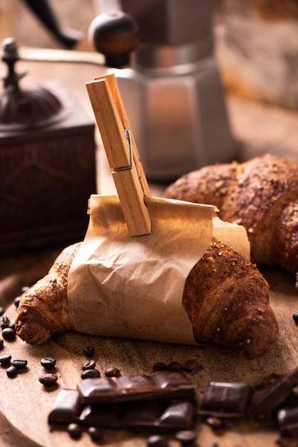 Croissants auf einem rustikalen Holztisch