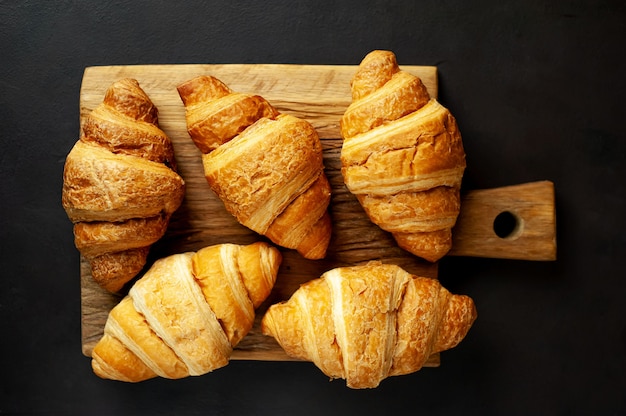 Croissants auf einem Steinhintergrund