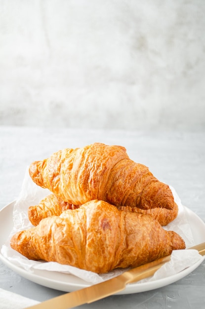 Croissants auf einem Teller mit Milch