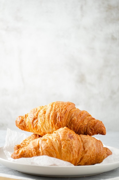 Croissants auf einem Teller