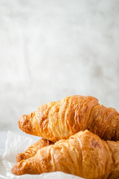 Croissants auf einem Teller