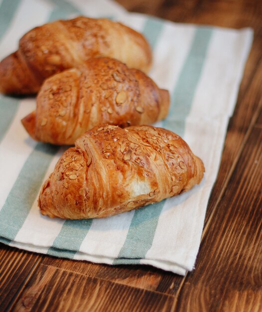 Croissants auf Holzuntergrund