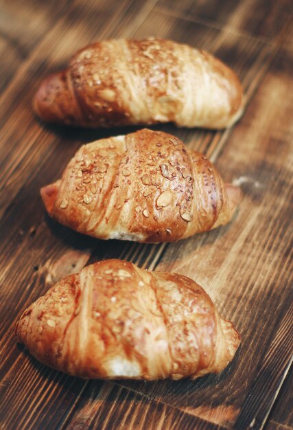 Croissants auf Holzuntergrund