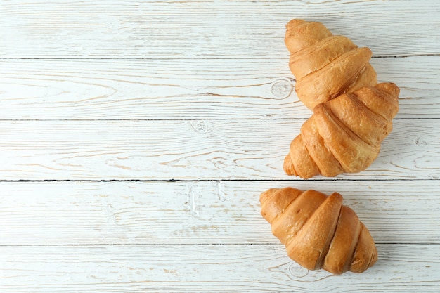 Croissants auf weißem Holz