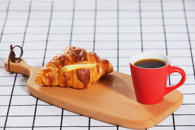 Croissants y café sobre un mantel de tartán