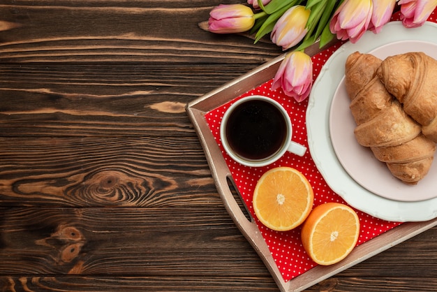 croissants, café, tulipanes. Copie el espacio, desayuno festivo