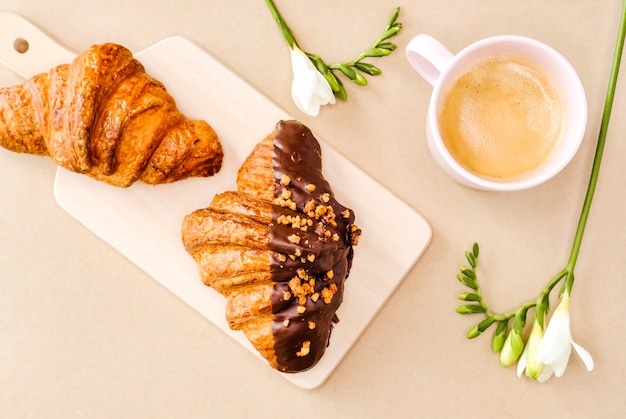 Foto croissants y café.