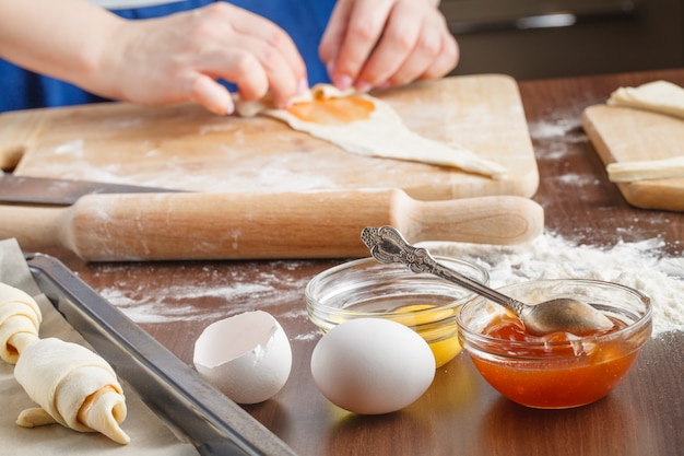 Croissants caseiros preparados para assar