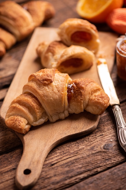 Croissants caseros frescos en la mesa de madera. De cerca