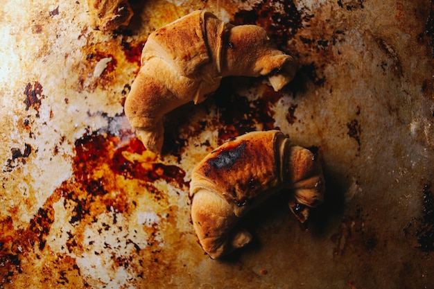 Croissants caseros frescos con procesamiento de fotos antiguas de chocolate