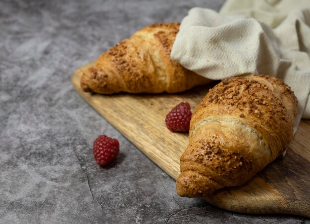 croissants caseros en un plato sobre un fondo oscuro