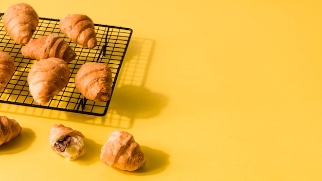 Foto croissants caseros de primer plano con espacio de copia