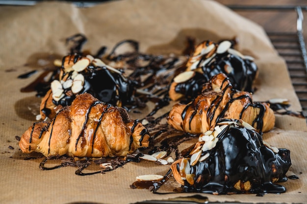 Croissants con chocolate y miel sobre la mesa.