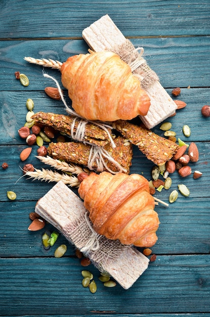 Croissants con chocolate y nueces en la mesa antigua. Vista superior. Espacio libre para su texto.