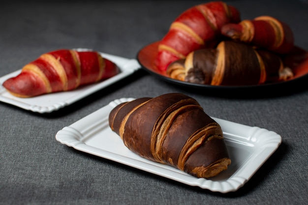 Croissants de chocolate en platos