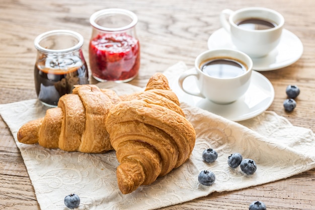 Croissants com mirtilo fresco e duas xícaras de café