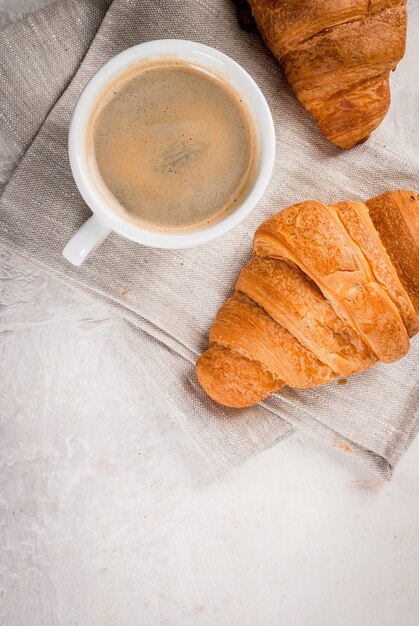 Croissants com uma xícara de café