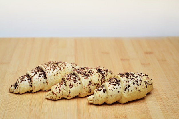 Croissants congelados em uma mesa de madeira.