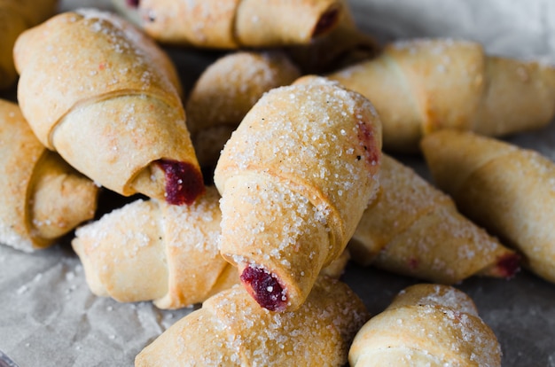 Croissants cozidos frescos caseiros com o enchimento do doce para o café da manhã ou o petisco.