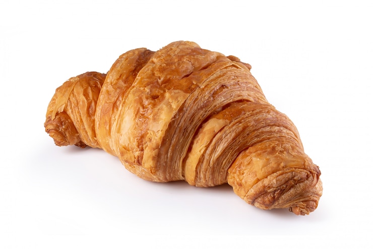 Foto croissants crocantes isolados no branco