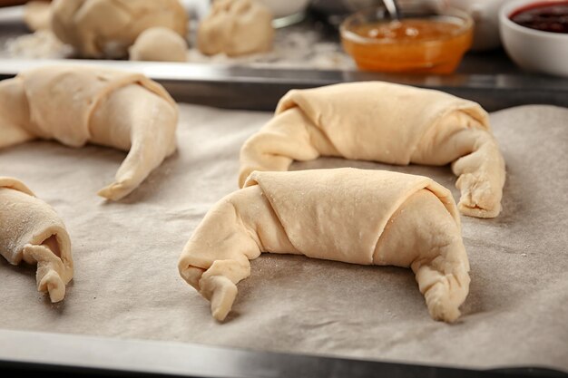 Croissants crudos en una bandeja para hornear closeup