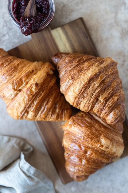 Croissants crujientes frescos con fondo de mermelada de hormigón Panadería casera para un desayuno sabroso