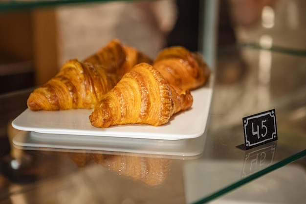 Croissants crujientes presentados en el escaparate de la panadería