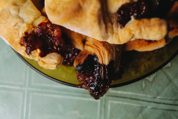 Croissants de chocolate doce com chocolate no processamento de fotos vintage de fundo antigo