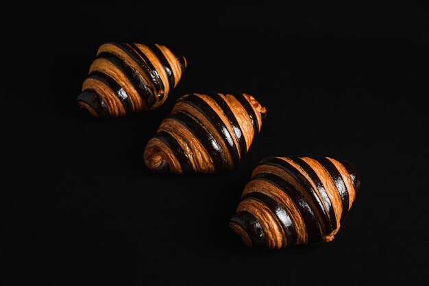 Croissants de chocolate em fundo preto