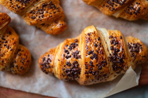 Croissants de chocolate recém-assados