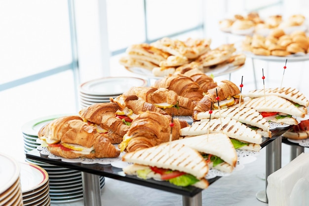 Foto croissants de sanduíches na mesa do buffet. coffee break e reuniões de negócios. fechar-se.