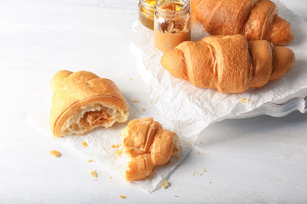 Croissants deliciosos frescos en la mesa de madera