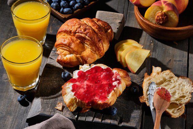 Croissants deliciosos no café da manhã. Bolos caseiros frescos com frutas vermelhas, geléia, cream cheese e frutas.