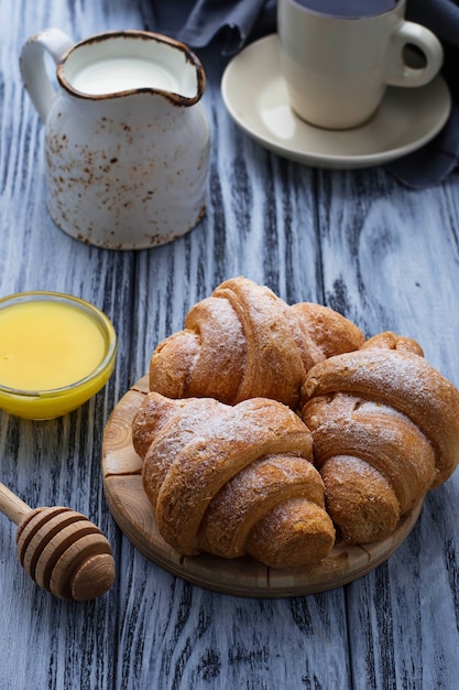 Croissants doces, mel e café